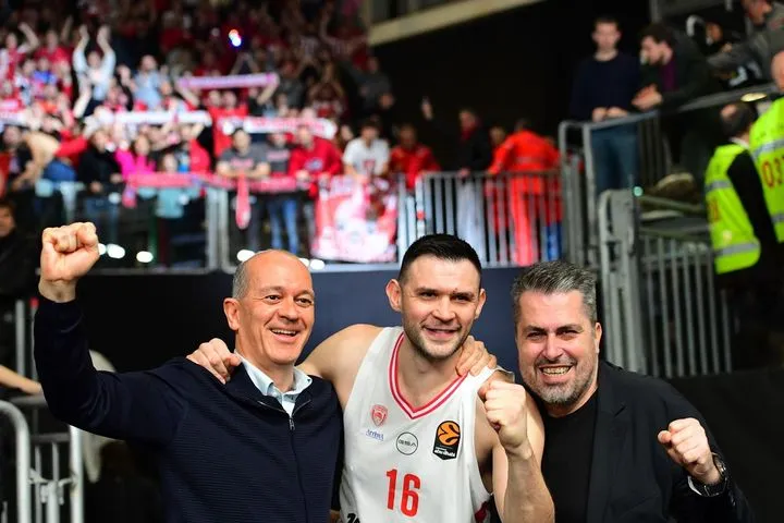 Βίρτους – Ολυμπιακός: Η πανηγυρική φωτογραφία με Αγγελόπουλο, Παπανικολάου και Μπαφέ μπροστά στους φίλους της ομάδας