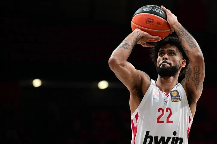 Έκρηξη στο ΣΕΦ: 21 πόντοι σε μία περίοδο απέναντι στον Κολοσσό από τον Τάιλερ Ντόρσεϊ