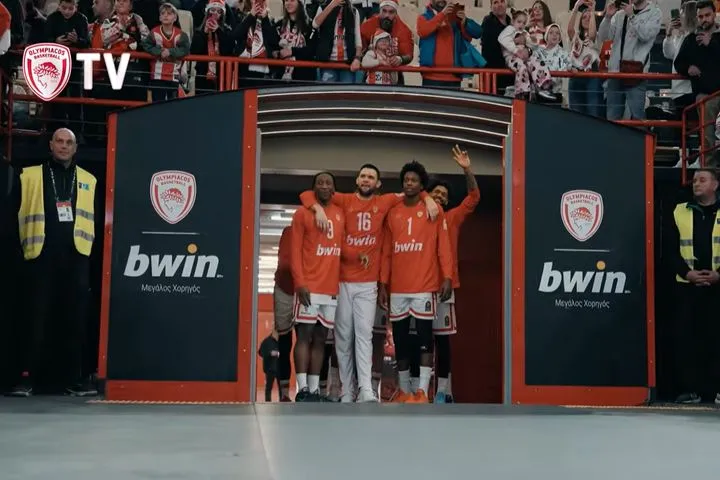 Ολυμπιακός: Πού πας Νετζήπογλου; Επική φάρσα, οι συμπαίκτες του τον άφησαν να βγει μόνος του στο παρκέ