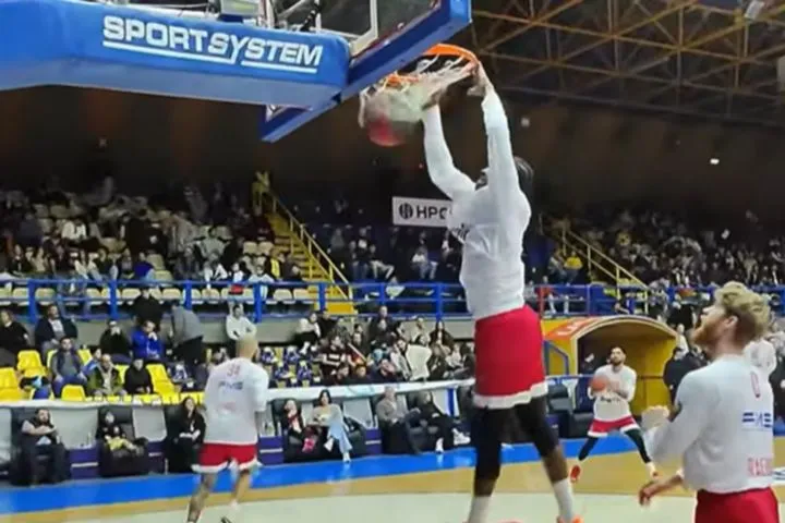 Ολυμπιακός: Το “καλλιτεχνικό” court-side VIDEO από την ερυθρόλευκη επικράτηση στο Περιστέρι