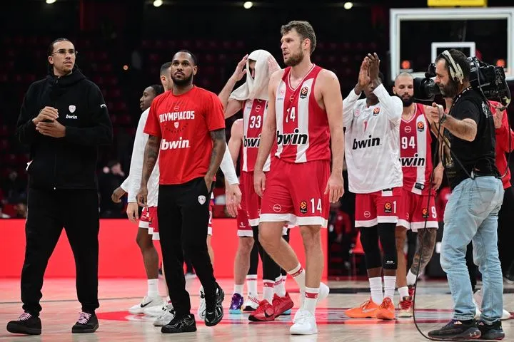 Ολυμπιακός – Βαλένθια: Χλιαρές αποδοκιμασίες στο τέλος και μετά “Ολυμπιακός-Ολυμπιακός” απ’ όλο το γήπεδο