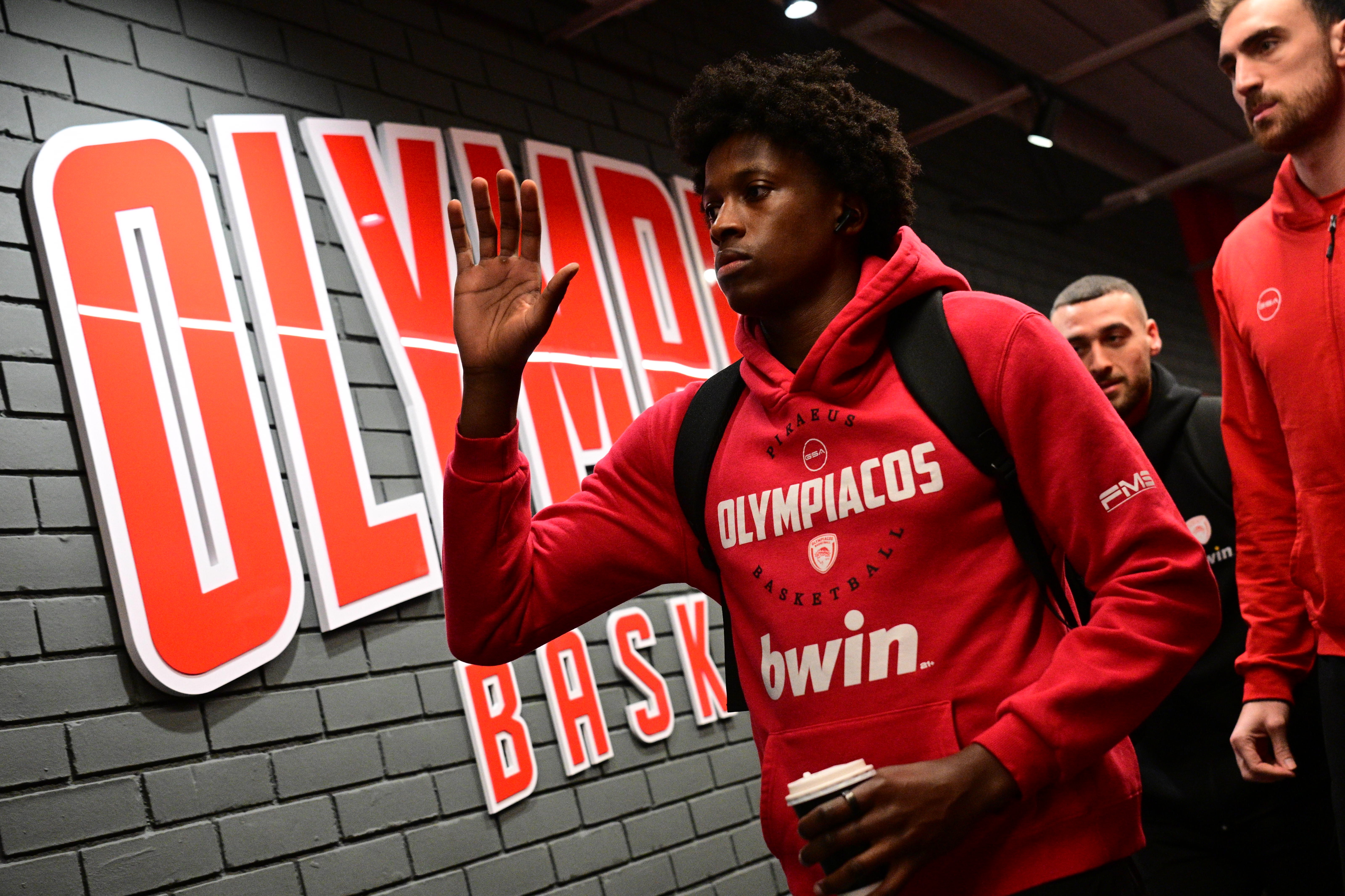 Ολυμπιακός: Με νέο look εμφανίστηκε ο Νιλικίνα στο ματς των ερυθρολεύκων κόντρα στη Βιλερμπάν