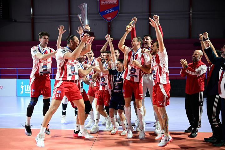 ΠΑΟΚ – Ολυμπιακός: Οι πανηγυρισμοί των ερυθρολεύκων για την κατάκτηση του League Cup “Νίκος Σαμαράς”