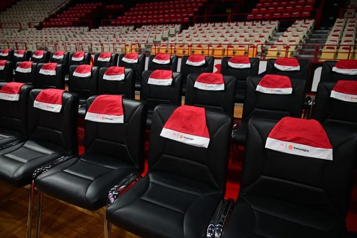 Ολυμπιακός: VIDEOS με τους σκούφους του Άι Βασίλη γέμισε το ΣΕΦ λίγη ώρα πριν της αναμέτρηση των ερυθρολεύκων κόντρα στη Βιλερμπάν