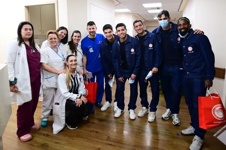 Ολυμπιακός: Παίκτες των ερυθρόλευκων μοίρασαν χαμόγελα στο Παιδιατρικό Τμήμα του Ιατρικού Κέντρου Αθηνών