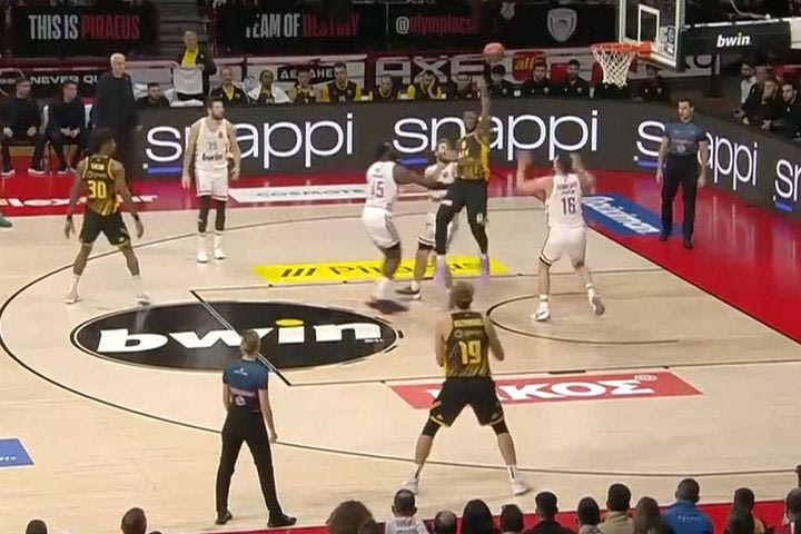 Η εξαιρετική ασίστ του Γκρέι με το ένα χέρι για το τρίποντο του Κουζμίνσκας