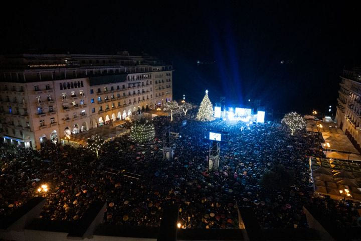 Χριστουγεννιάτικη μαγεία στην πλατεία Αριστοτέλους με τον Αντώνη Ρέμο