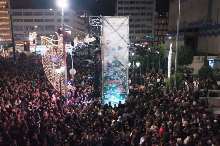 Πυροτεχνήματα, 120.000 λαμπιόνια και Λένα Ζευγαρά live στον Πειραιά