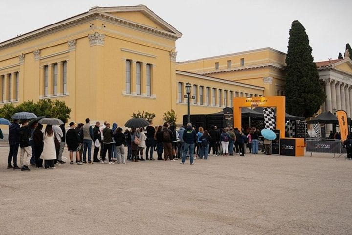 Το πρωτόγνωρο για τα ελληνικά δεδομένα roadshow με το showcar της McLaren F1 Team