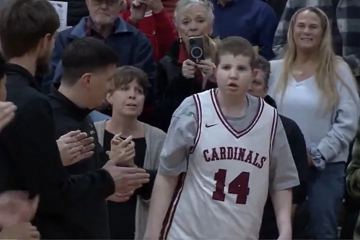 Συγκινητική στιγμή στο Medical Lake High School: Μαθητής με καρκίνο σε τελικό στάδιο σκόραρε και αποφοίτησε τιμητικά εν μέσω αποθέωσης