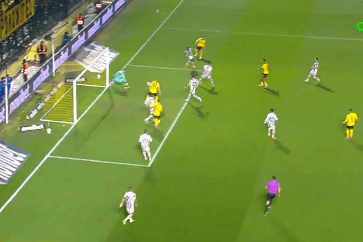 Το γκολ του Πέρεθ που ακυρώθηκε μέσω VAR για οφσάιντ του Γένσεν