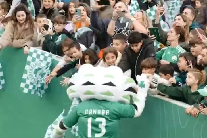 Παναθηναϊκός: Παιδικά χαμόγελα, αυτόγραφα και παιχνίδια σε ένα πράσινο Χριστουγεννιάτικο χωριό στο ΟΑΚΑ