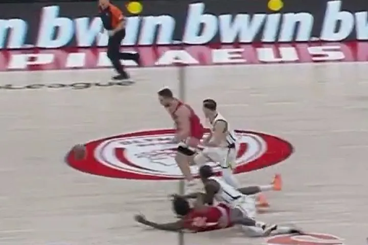 Ο Νιλικίνα βούτηξε για την κατοχή, ο Παπανικολάου έτρεξε και κάρφωσε στο ανοιχτό γήπεδο