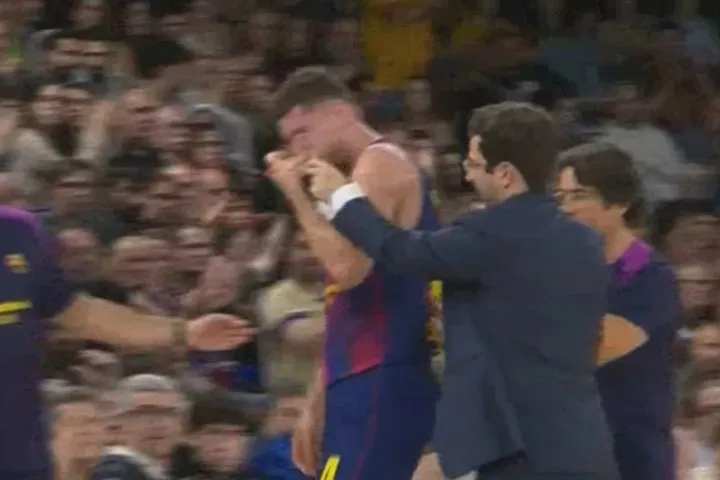 Μπαρτσελόνα – Ολυμπιακός: Ο Βεζένκοβ πήδηξε για τζάμπολ και έκανε αντιαθλητικό στον Πάρα, που αποχώρησε με αιμορραγία