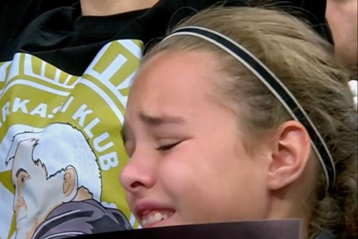Παρτίζαν – Μπάγερν: Νεαρή φίλη των γηπεδούχων ξέσπασε σε κλάματα κρατώντας μια αφίσα του Ομπράντοβιτς