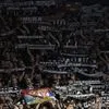 Ένα γήπεδο στο πόδι: Οι 20.000 οπαδοί της Παρτίζαν τραγουδούσαν όρθιοι, με τα κασκόλ στα χέρια