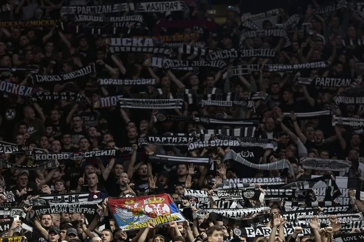 Παρτιζάν – Ερυθρός Αστέρας: Οι 20.000 οπαδοί της γηπεδούχου τραγουδούσαν όρθιοι, με τα κασκόλ στα χέρια