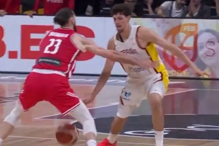 Προκριματικά MundoBasket 2027: Ο Παουλί έκανε διπλή “ποδιά” στην ίδια φάση, στέλνοντας αδιάβαστους Σενγκέλια και την άμυνα της Γεωργίας