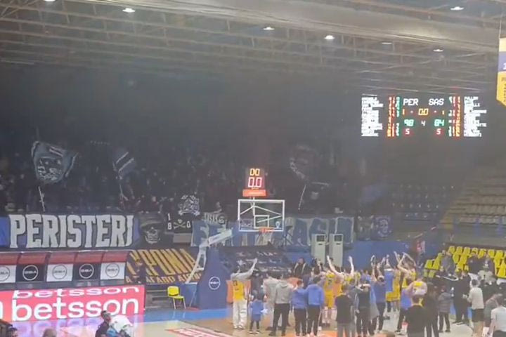 FIBA Europe Cup: Έξαλλοι πανηγυρισμοί των οπαδών του Περιστερίου Betsson μετά τη νίκη κόντρα στη Σάσαρι