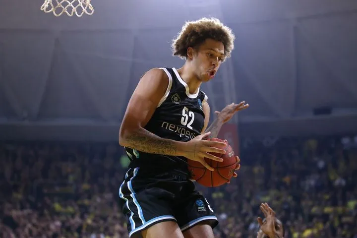 Το Αμβούργο υπέταξε την Άλμπα και πανηγύρισε για πρώτη φορά φέτος μετά από 18 συνεχόμενες ήττες σε Γερμανία και EuroCup