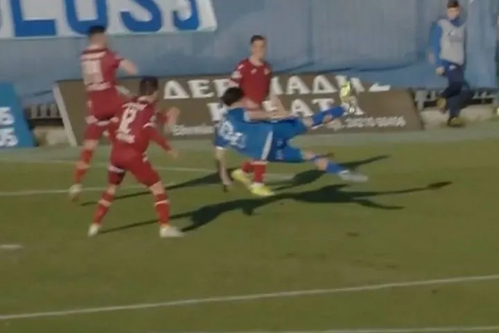 Απίστευτο γκολ του Πέττα με γυριστό για το τρίτο γκολ της Νίκης Βόλου