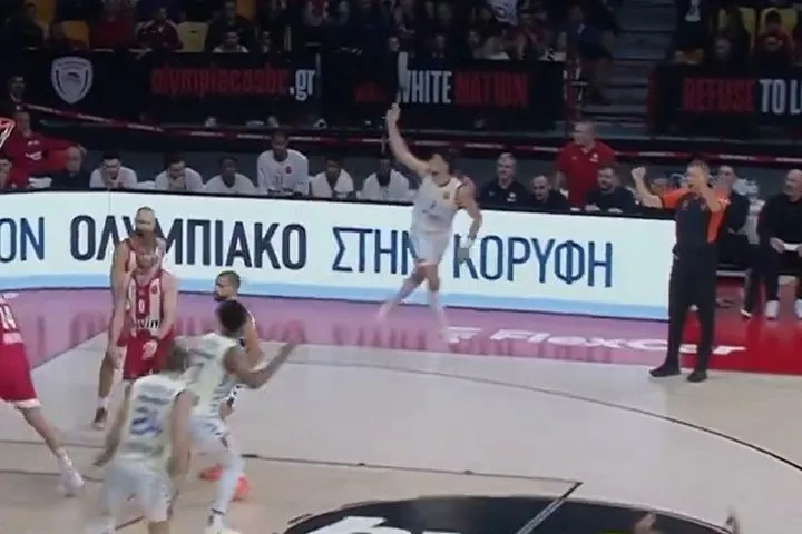 VIDEO με τη χειρονομία του Ζοζέπ Πουέρτο προς την εξέδρα του Ολυμπιακού, μετά το τρίποντο για το 86-95