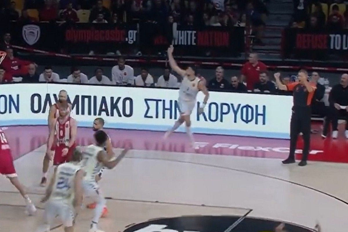 VIDEO με τη χειρονομία του Ζοζέπ Πουέρτο προς την εξέδρα του Ολυμπιακού, μετά το τρίποντο για το 86-95