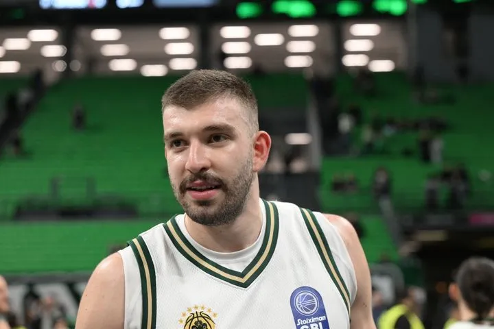 Ρογκαβόπουλος: “Ευχαριστώ τους συμπαίκτες μου και τον κόουτς για αυτή την ιδιαίτερη ημέρα, από ένα σημείο και μετά όλα τα plays ήταν για να σουτάρω”