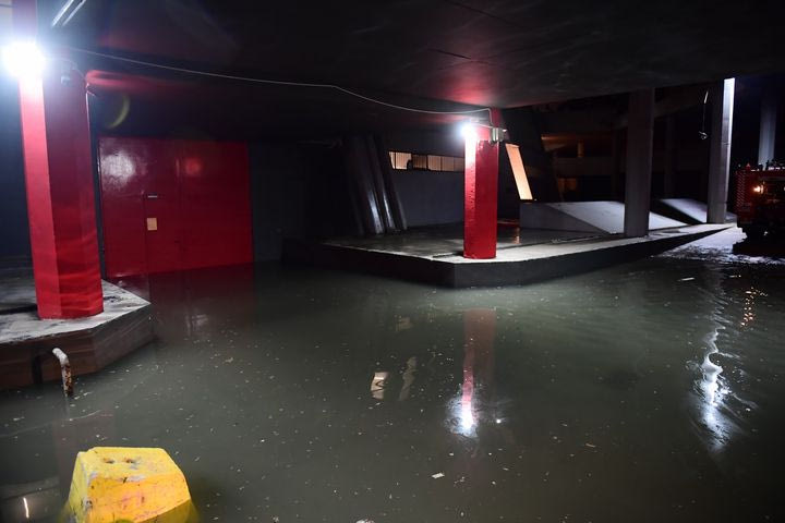 Κακοκαιρία Byron, Ολυμπιακός – Φενερμπαχτσέ: Πλημμυρισμένος ο εξωτερικός χώρος του ΣΕΦ – Προσπάθειες άντλησης των υδάτων