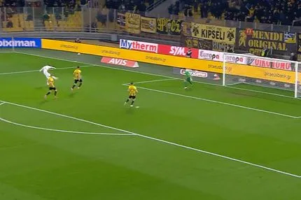 Στο δοκάρι σταμάτησε το δυνατό σουτ του Σενγκέλια, μετά το κλέψιμο του Σαλσίδο