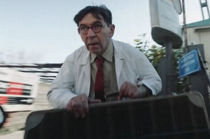 Το επικό χριστουγεννιάτικο VIDEO του ΠΑΟΚ με τον επιστήμονα Σκιαδαρέση, τον παππού Τάισον, τη χαμένη βαλίτσα και τον "ληστή" Ζαφείρη