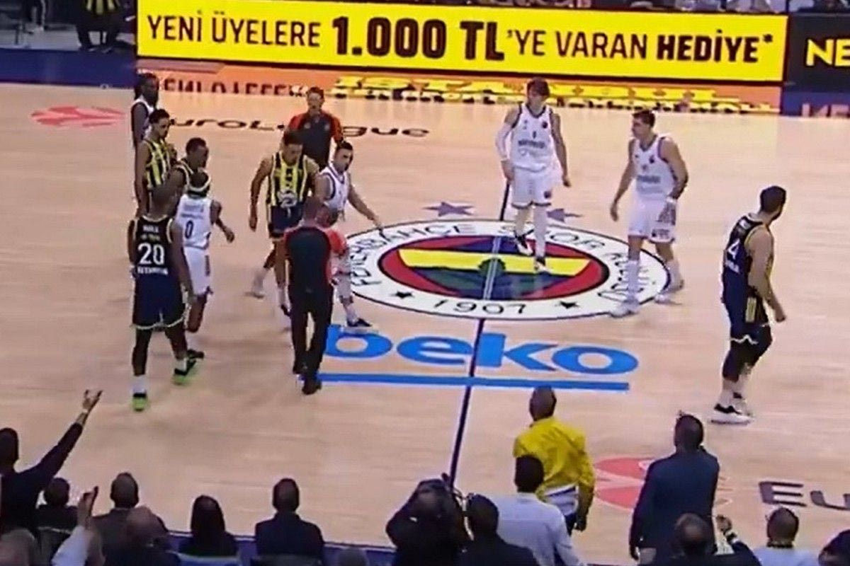 Ο εκνευρισμός του Κώστα Σλούκα και οι αποδοκιμασίες του κόσμου της Φενέρμπαχτσε