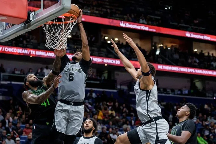 Πέλικανς – Σπερς 132-135: Οι Σπερς “χάλασαν” το πρώτο τριπλ-νταμπλ του Κουίν και άντεξαν στην επική ανατροπή