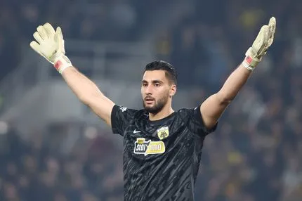 Η απόκρουση του Στρακόσα στο σουτ του Ετίμ και το στοπ του Ρέλβας στον Μπαϊαράμ