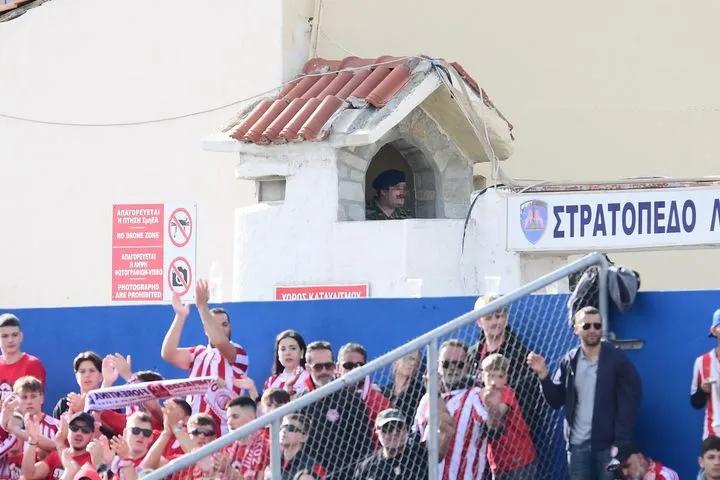 Ελλάς Σύρου – Ολυμπιακός: Στρατιώτης παρακολούθησε από τη σκοπιά το παιχνίδι για το Κύπελλο Ελλάδας Betsson