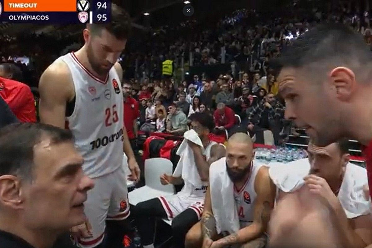 Ολυμπιακός: H αρχηγική παρέμβαση του Παπανικολάου στο τάιμ άουτ και το “ρώτησέ τους” από τον Μπαρτζώκα για το σημείο επαναφοράς