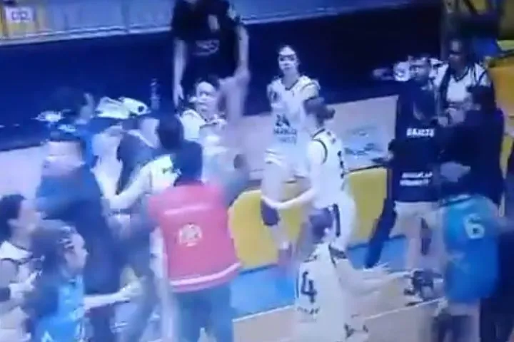 Τουρκία: Άγριο ξύλο με γροθιές μεταξύ παικτριών στο τέλος της αναμέτρησης Μποντρούμ – Μερσίν