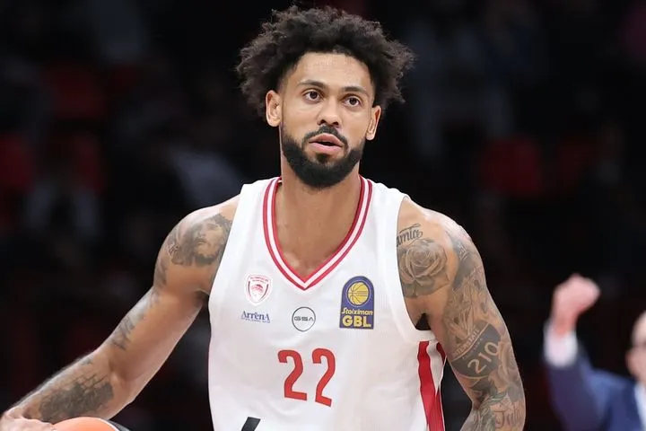 Ο Τάιλερ Ντόρσεϊ δίπλα στον Ζάρκο Πάσπαλι: Δεύτερος παίκτης του Ολυμπιακού με 40άρα στο πρωτάθλημα