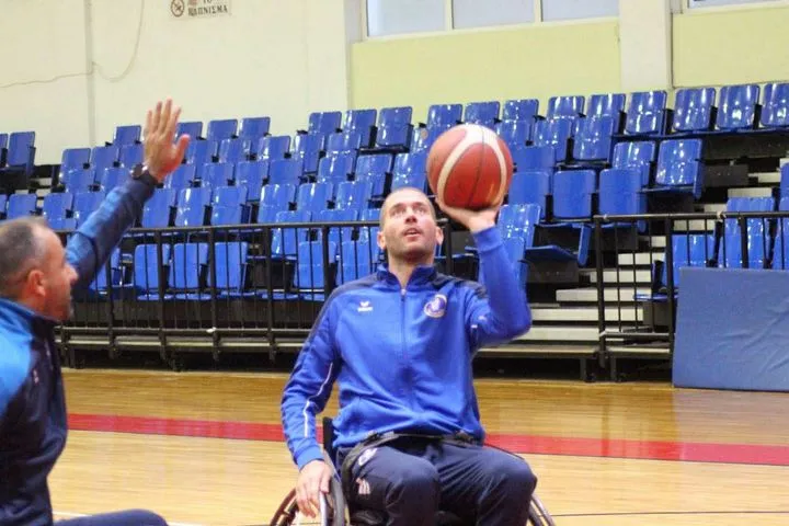 Προπονητής και ποδοσφαιριστές της Νίκης Βόλου συμμετείχαν σε προπόνηση της ομάδας μπάσκετ με αμαξίδιο “Αργοναύτες”