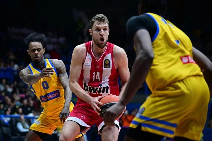 Περιστέρι – Ολυμπιακός 62-105: Σαρωτικοί οι ερυθρόλευκοι με πληθωρικό Βεζένκοβ και δημιουργό Γουόκαπ για το 10/10 στην Stoiximan GBL