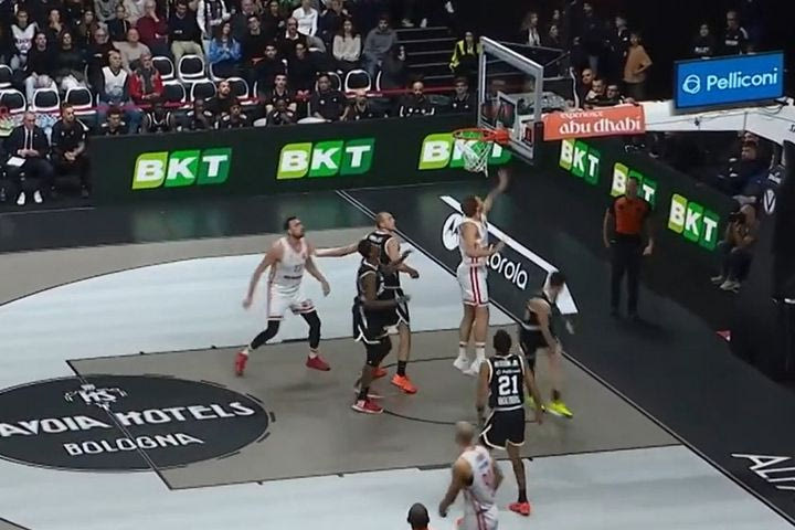 Ο Ολυμπιακός έκρυψε την μπάλα και ο Βεζένκοβ την εμφάνισε στο καλάθι της Βίρτους Μπολόνια