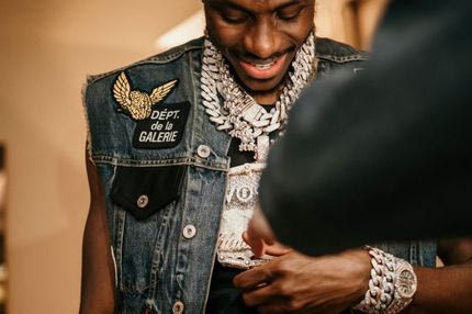 Ο Βίκτορ Όσιμεν έκανε δώρο στον εαυτό του ένα κόσμημα 986 καρατίων για τα 27α γενέθλιά του