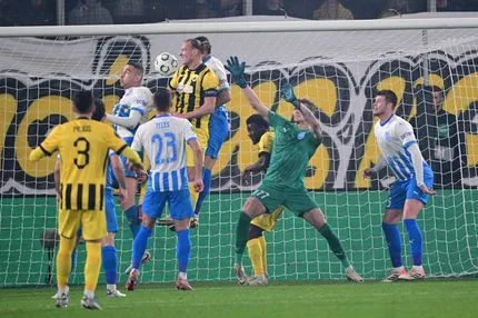 Ανίκητος στον αέρα ο Βίντα, πήρε την κεφαλιά και μείωσε σε 2-1 για την ΑΕΚ