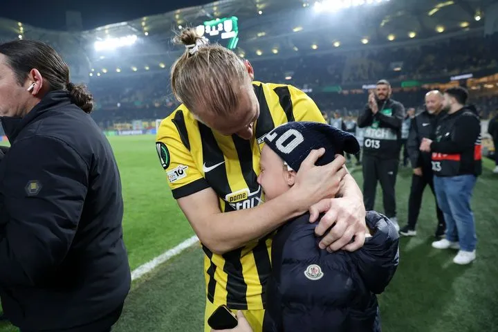 ΑΕΚ: Ο γιος του Βίντα με κλάματα στην αγκαλιά του πατέρα του