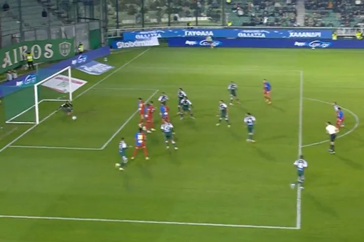 Ο Κόμπα μείωσε με συρτό σουτ σε 2-1 για τον Βόλο στο 45+1′