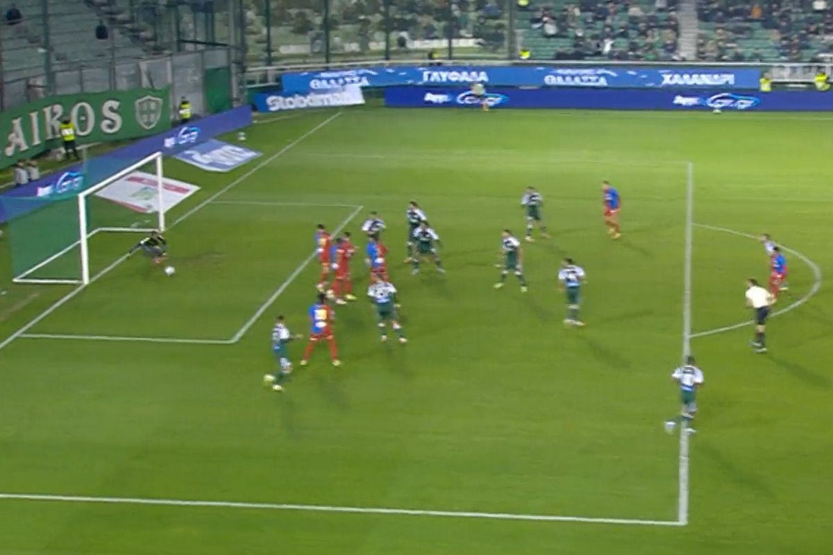 Ο Κόμπα μείωσε με συρτό σουτ σε 2-1 για τον Βόλο στο 45+1′