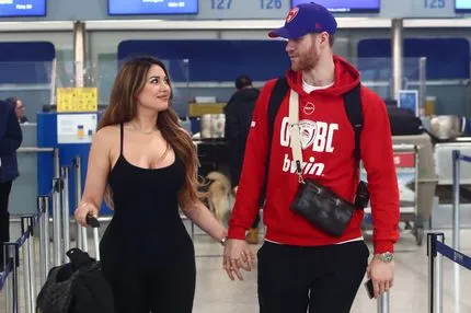 Ο Γουόκαπ ταξιδεύει στην Μπολόνια με παρέα τη σύζυγό του