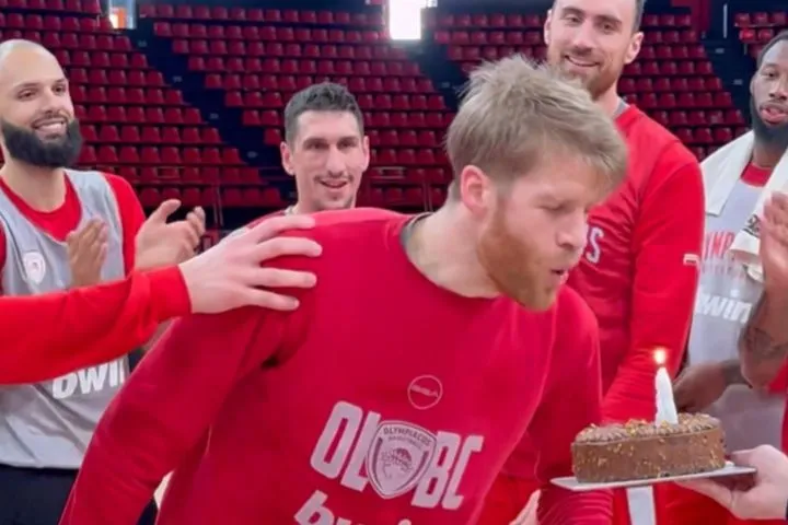 Ολυμπιακός: Τούρτες και τραγούδια στο ΣΕΦ για τα γενέθλια Γουόκαπ και Μιλουτίνοβ