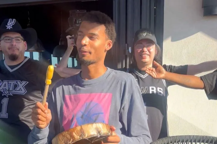 NBA: Ο Γουεμπανιαμά πήρε το τύμπανο κι έδωσε ρυθμό στους φίλους των Σπερς