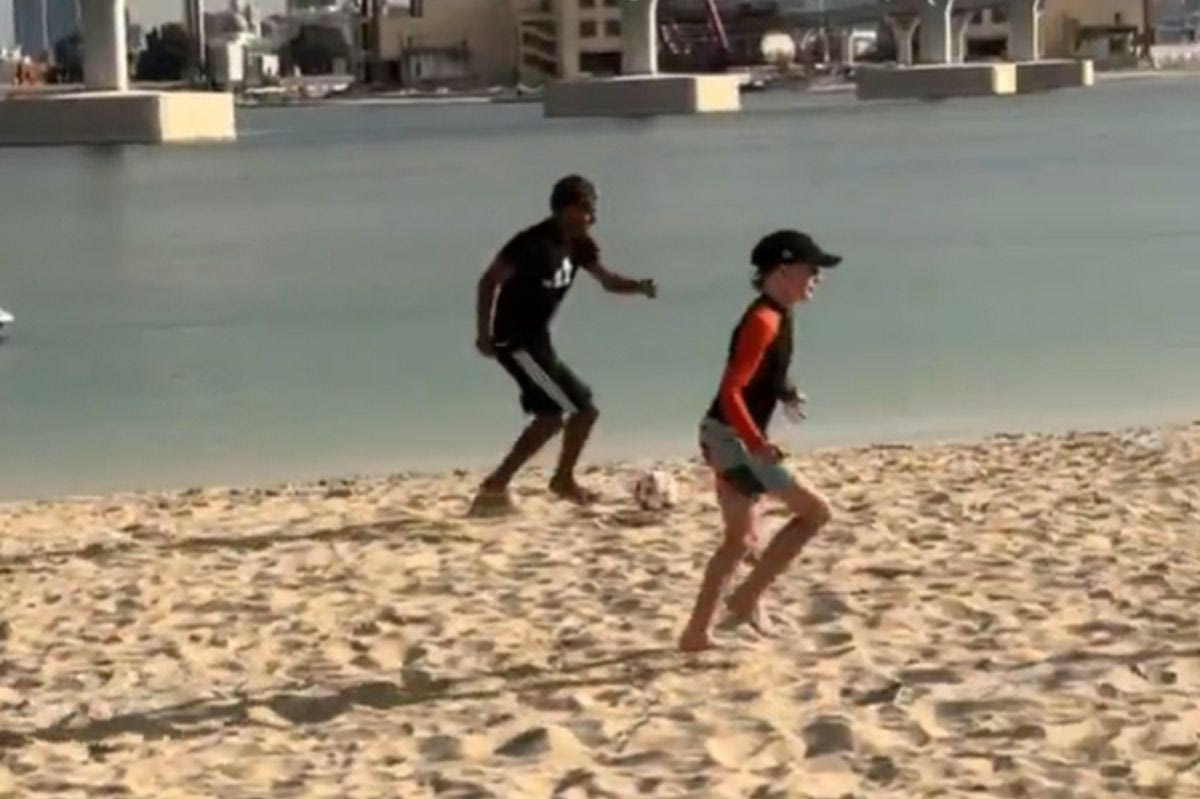 Μπαρτσελόνα: Ο Λαμίν Γιαμάλ έπαιξε μπάλα στην άμμο με θαυμαστές του στο Ντουμπάι